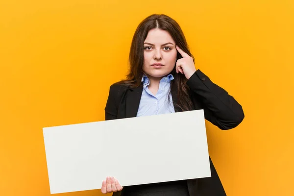 Young Size Curvy Woman Holding Placard Pointing His Temple Finger — Stock Photo, Image