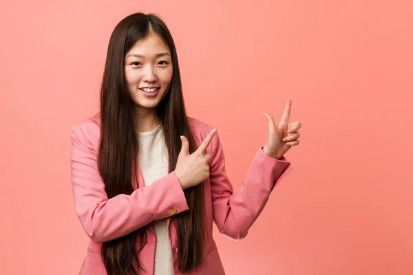 Junge Business Chinesin Rosafarbenen Anzug Zeigt Mit Den Zeigefingern Auf — Stockfoto