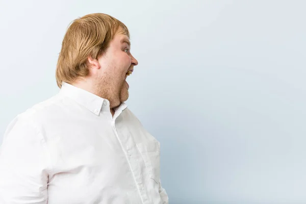 Jonge Authentieke Roodharige Dikke Man Schreeuwend Naar Een Kopieerruimte — Stockfoto