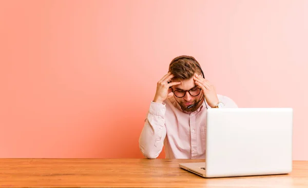 Junger Mann Der Einem Callcenter Arbeitet Und Schläfen Berührt Und — Stockfoto