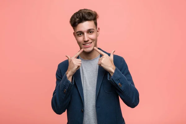 Νεαρός Επιχειρηματίας Χαμογελάει Δείχνοντας Δάχτυλα Στόμα — Φωτογραφία Αρχείου