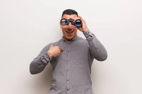 Homem Latino Surpreendido Sente Bem Sucedido Próspero Ele Tem Binóculo — Fotografia de Stock