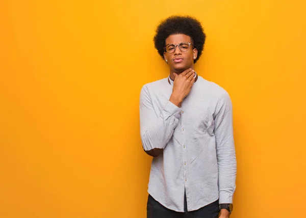 Hombre Afroamericano Joven Sobre Una Pared Naranja Tosiendo Enfermo Debido — Foto de Stock