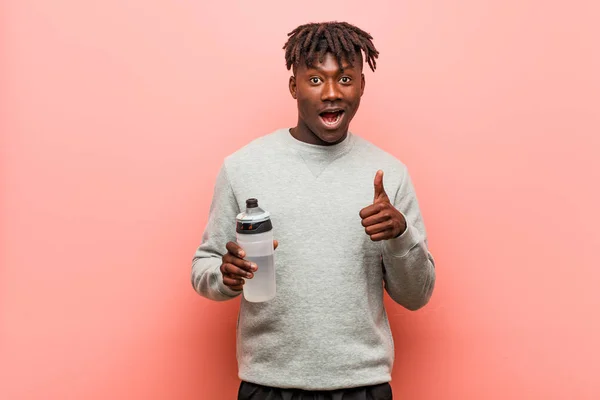 Young Fitness Black Man Holding Water Bottle Smiling Raising Thumb — 스톡 사진