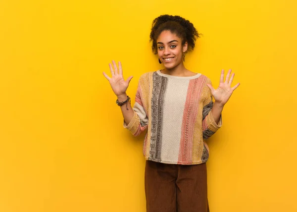 Jeune Afro Américaine Noire Aux Yeux Bleus Montrant Numéro Dix — Photo