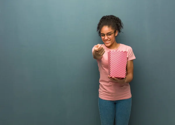 Genç Siyah Kadın Gelip Davet Ediyor Bir Popcorns Kova Tutuyor — Stok fotoğraf