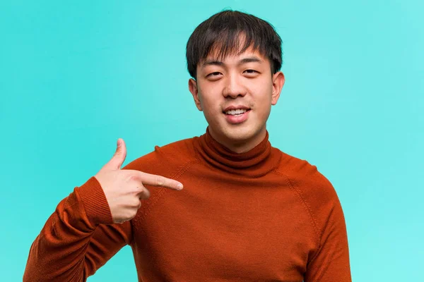 Jovem Chinês Homem Pessoa Apontando Mão Para Espaço Cópia Camisa — Fotografia de Stock