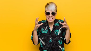 Genç kıvrımlı kadın bir yaz elbiseli gergin ellerle çığlık üzgün bakmak.