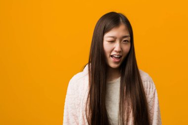 Pijama Winking Genç Çinli kadın, komik, dost ve kaygısız.