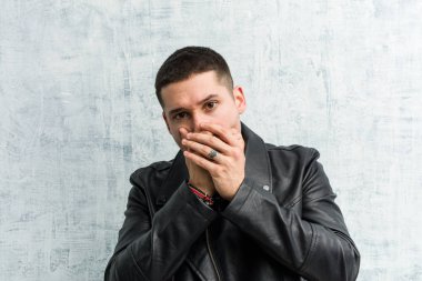 Genç rocker adam el ile ağız kapsayan şok.