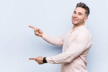 Genç yakışıklı serin adam heyecanlı işaret ile parmağında uzakta.