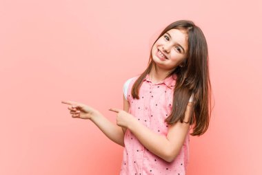 Sevimli küçük kız heyecan gösteren ile parmağında uzakta.