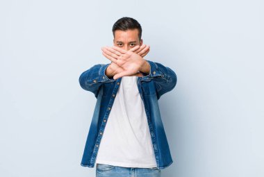 Genç yakışıklı filipinli adam bir inkar jest yapıyor