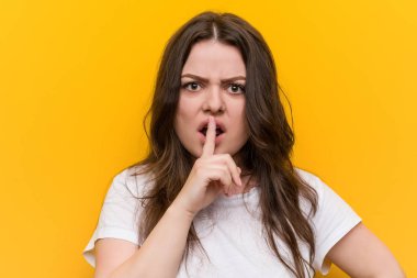 Genç Curvy artı boyutu kadın gizli tutmak veya sessizlik isteyen.