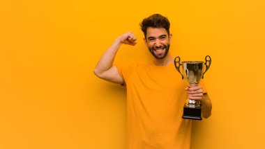 Teslim olmayan bir kupa tutan genç adam