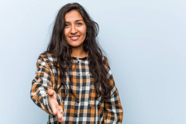 Genç serin Hint kadın germe el at kamera içinde Greeting Gesture.