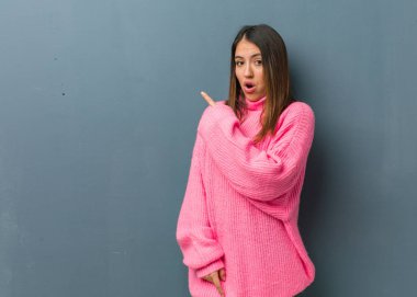 Genç modern kadın tarafına işaret