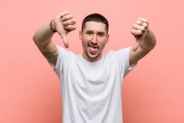 Genç rahat adam gösteren başparmak aşağı ve ifade sevmediğim.