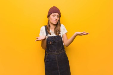 Genç hipster kadın karıştı ve şüpheli