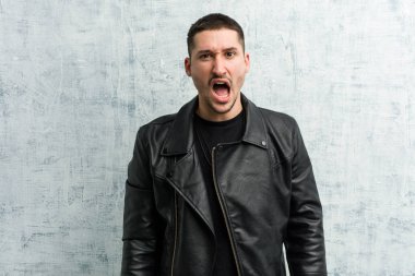 Genç rocker adam çok öfkeli ve agresif çığlık.