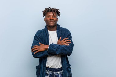 Emin hissediyor pijama giyen genç Afrikalı siyah adam, belirlenmesi ile silah geçişi.