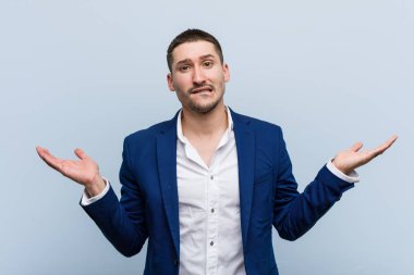 Genç iş beyaz adam karıştı ve şüpheli bir kopya alanı tutmak için ellerini yükseltmek.