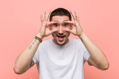 Genç rahat adam gözleri tutan bir başarı fırsatı bulmak için açıldı.