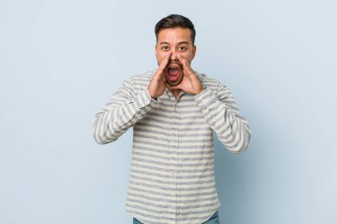 Genç yakışıklı Filipino adam çığlık heyecanlı için ön.