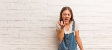 Genç hipster kadın çok korkuyor ve korkuyor