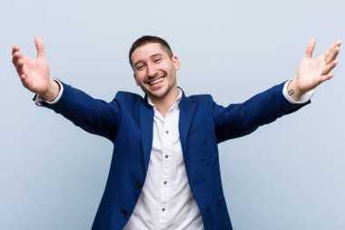 Genç iş beyaz adam kamera için bir sarılmak vererek emin hissediyor.