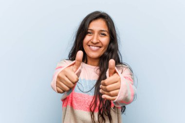 Genç moda Hint kadın ile thumbs UPS, Cheers hakkında bir şey, destek ve saygı kavramı.