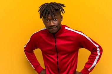 Genç Fitness Afrikalı adam çok kızgın birini azarlamak.