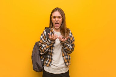 Genç öğrenci kadın çok korkuyor ve korkuyor