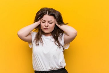 Genç Curvy artı boyutu kadın dokunmadan tapınaklar ve sahip baş ağrısı.