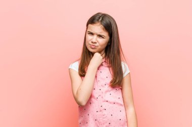 Sevimli küçük kız bir virüs veya enfeksiyon nedeniyle boğaz ağrısı uğrar.