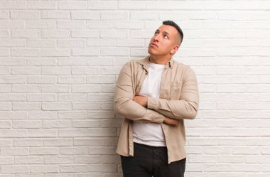 Genç latin adam yorgun ve sıkılmış