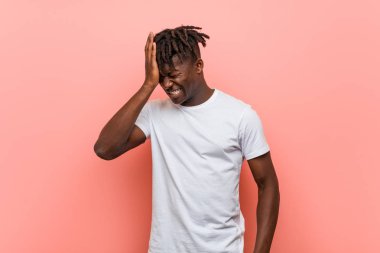 Genç Afrika siyah adam bir şey unutmak, avuç ve kapanış gözleri ile alnına tokatlama.