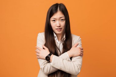 Düşük sıcaklık ya da bir hastalık nedeniyle soğuk gidiyor genç iş Çinli kadın.