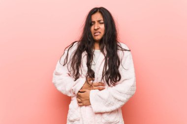 Genç Hintli kadın pijama hasta giyen, stomachache muzdarip, ağrılı hastalık kavramı.