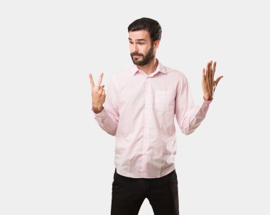 Genç yakışıklı gösteren sayı yedi adam