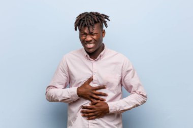 Genç iş Afrika siyah adam hasta, stomachache muzdarip, ağrılı hastalık kavramı.