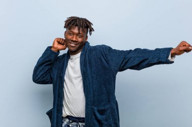 Genç African Siyah adam giyen pijama dans ve sahip olan eğlence.