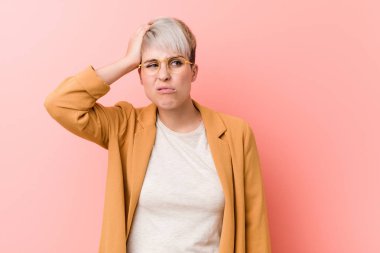 Genç beyaz kadın rahat bir iş kıyafetleri giyen yorgun ve çok uykulu başında el tutmak.