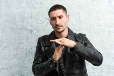 Bir zaman aşımı jest gösteren genç rocker adam.