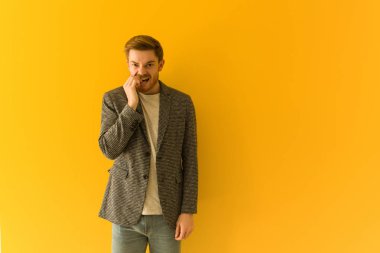 Genç kızıl saçlı iş adamı tırnakları ısırma, sinirli ve çok endişeli