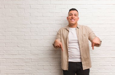 Genç latin adam parmakları ile alt işaret