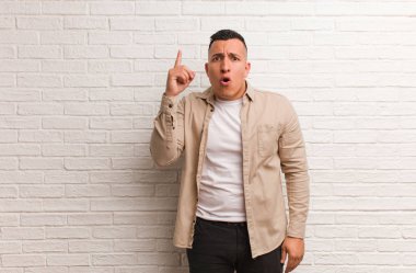 Genç latin adam harika bir fikir, yaratıcılık kavramı olan