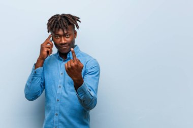 Genç Rasta siyah adam bir telefon parmak ile işaret tutan gibi yakın gelmek davet.