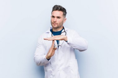 Bir zaman aşımı jest gösteren genç yakışıklı Doktor adam.