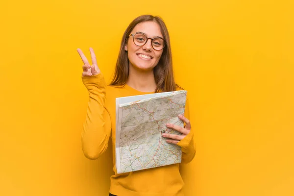 Joven Mujer Bastante Caucásica Mostrando Número Dos Ella Tiene Mapa —  Fotos de Stock